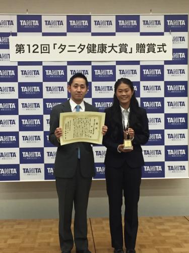 「タニタ健康大賞」を受賞したＩＮＡＣ神戸ＭＦ澤（右）と、株式会社タニタの谷田代表取締役社長
