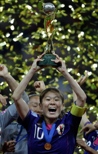 １１年の女子Ｗ杯決勝で米国を破り初優勝を果たしトロフィーを掲げて喜ぶ日本代表・澤穂希（ＡＰ）