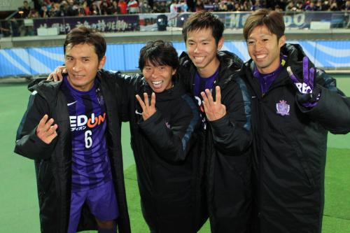 広州恒大に勝利し、３位のポーズをとる広島の（左から）青山、佐藤、塩谷、森崎和