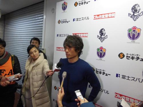松田直樹さん追悼試合後にインタビューに応える宮本氏