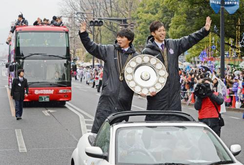 ２年ぶり３度目のＪ１制覇を果たし、シャーレを手に優勝パレードする広島の佐藤（左）と森崎和
