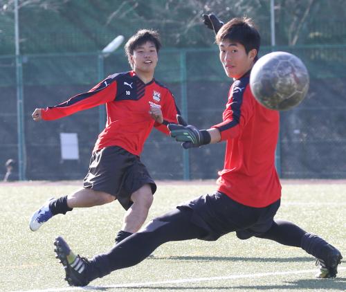 練習でシュートを決める国学院久我山のＦＷ渋谷（左）