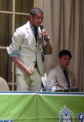 湘南の新体制発表会で流ちょうな日本語であいさつするベラピ（左）