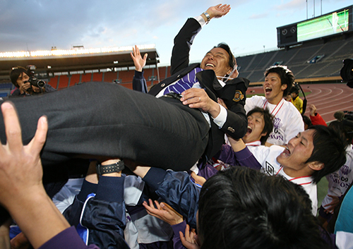 ２０１０年１月、全日本大学サッカー選手権を制し、胴上げされる明大・神川監督