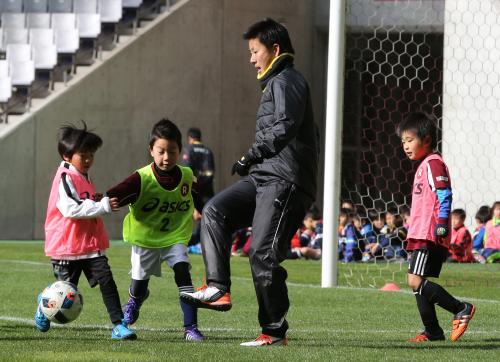 サッカー教室で子供たちと触れ合うＩＮＡＣ神戸のＧＫ海堀（中央）