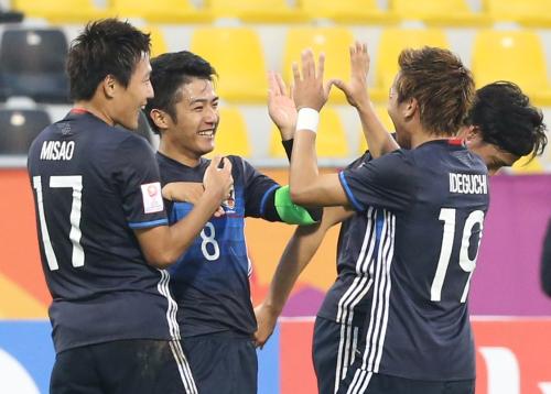 ＜サウジアラビア・日本＞前半３１分、先制ゴールを決め喜ぶ大島（左から２人目）