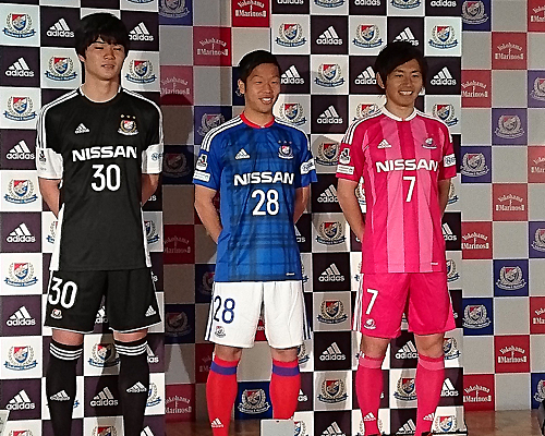 横浜の新ユニホーム発表会に出席した（右から）兵藤、喜田、田口