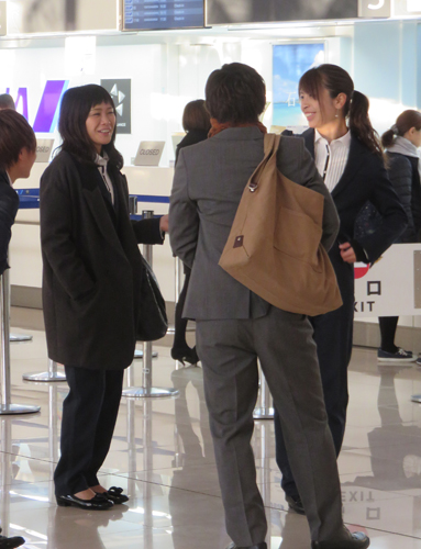 新石垣空港で談笑する川澄（左）と鮫島（右）