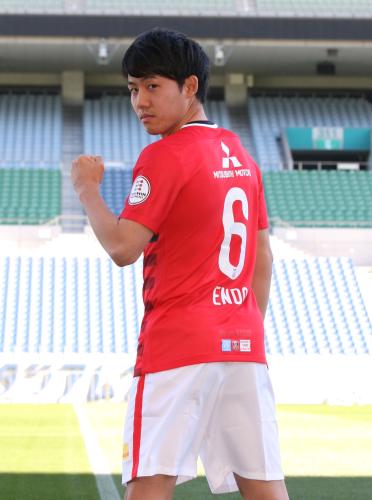 埼玉スタジアムのピッチで背番号６を披露する浦和ＭＦ遠藤