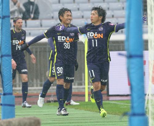 ＜広島・Ｇ大阪＞後半６分、先制ゴールゴールを決め喜ぶ佐藤。左は柴崎