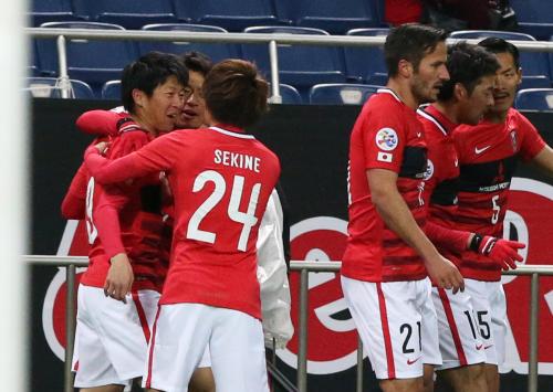 ＜浦和・シドニーＦＣ＞前半８分、ゴールを決めた浦和・武藤（左端）はイレブンに祝福される