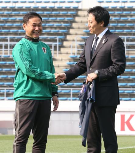 なでしこジャパンの激励に訪れた鈴木スポーツ庁長官（右）と握手をする佐々木監督