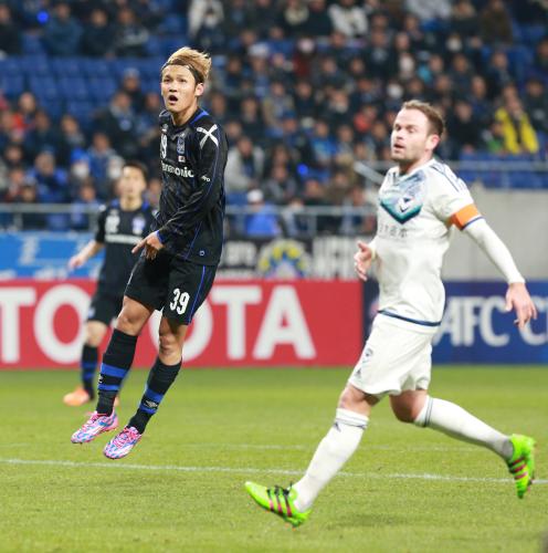 ＜Ｇ大阪・メルボルンＶ＞前半、ゴール前で待つもボールが来ず夜空を見上げる宇佐美（左）