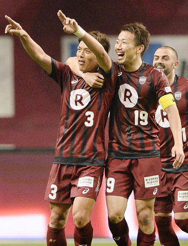＜神戸・新潟＞チーム２点目ゴールを決め喜ぶ神戸・相馬（左）