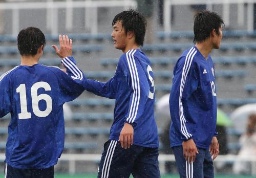 練習試合でゴールを決め、チームメートとタッチを交わすＵ―１９日本代表候補の小川（中央）
