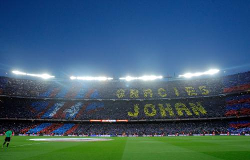 ＜バルセロナ・Ｒマドリード＞試合前にはクライフ氏への追悼メッセージが掲げられた（ＡＰ）