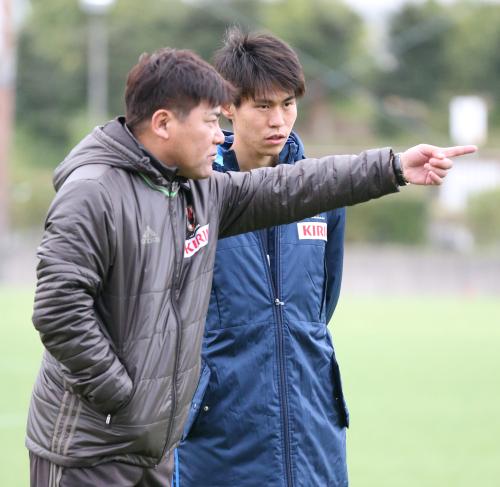 練習後、Ｕ―２３日本代表の手倉森監督（左）と話をする橋本