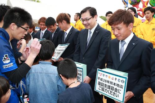 ＜福岡・Ｇ大阪＞試合前、熊本地震支援で募金活動をする川森社長（右から２人目）ら福岡イレブン