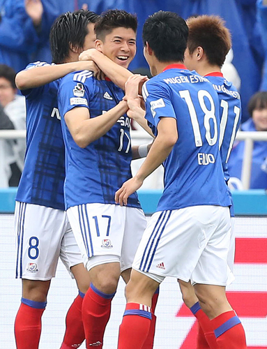 横浜は富樫（左から２人目）を始め、遠藤、新井の新人３人が同時先発する可能性が高まった