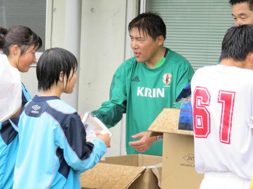 大津町運動公園でのサッカー交流後、記念品を手渡すＵ―２３日本代表の手倉森監督（中央）
