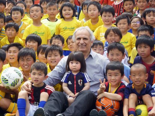 子どもたちに囲まれるサッカー日本代表のハリルホジッチ監督