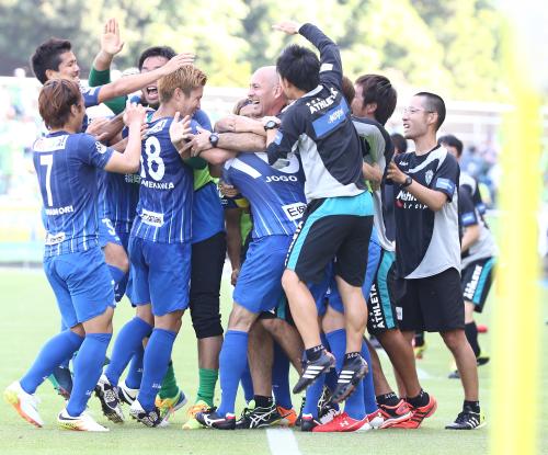 ＜福岡・湘南＞後半３６分、ゴールを決めた福岡・城後（中央）はチームメートの手荒い祝福を受ける