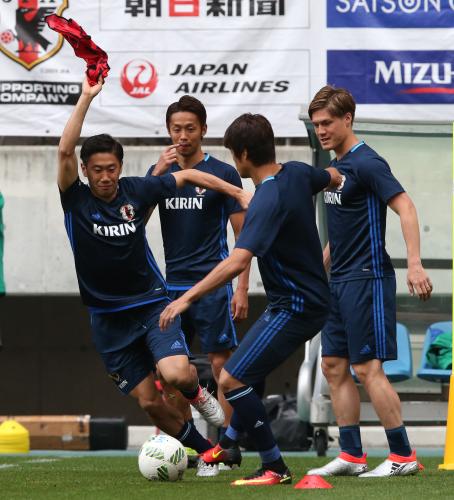 ＜日本代表合宿＞ビブスを振り回してボールを追う香川（左）