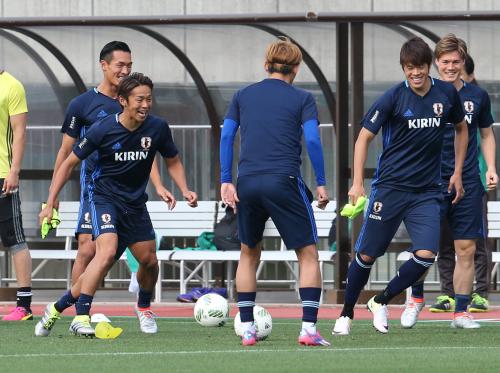 ＜サッカー日本代表練習＞ボールを追いかける清武（左から２人目）と酒井宏（右から２人目）