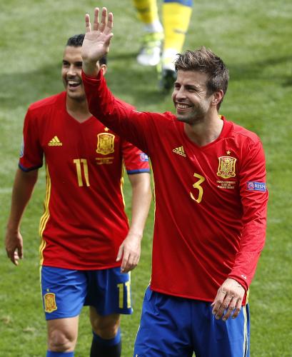 チェコに勝利し、笑顔で歓声に応えるスペイン代表ＤＦピケ（右）（ＡＰ）