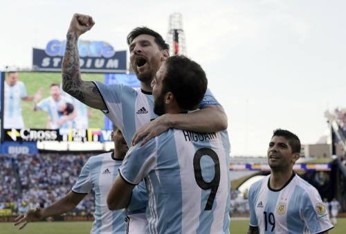 ベネズエラ戦で先制点を挙げたイグアイン（９）と抱き合って喜ぶアルゼンチン代表ＦＷメッシ（ＡＰ）