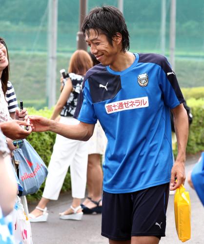 練習後に笑顔でファンにサインする川崎ＦのＭＦ中村