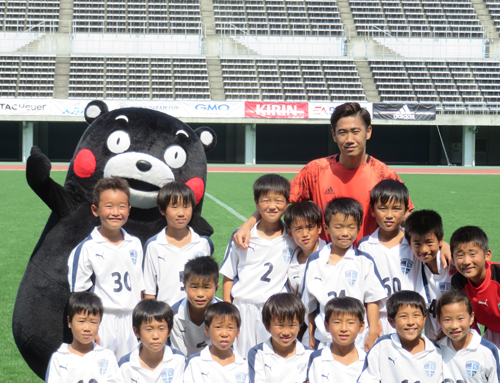 試合後に小学生や「くまモン」と記念撮影する香川（最後列）
