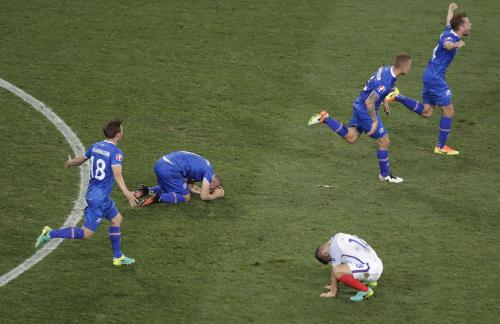 試合終了の瞬間、ガックリとうなだれるイングランドのウィルシャー（右下）をよそに大喜びのアイスランドの選手たち（ＡＰ）