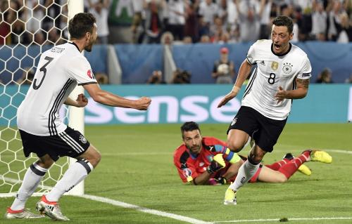 イタリア戦で先制ゴールを決め喜ぶドイツ代表ＭＦエジル（右）（ＡＰ）