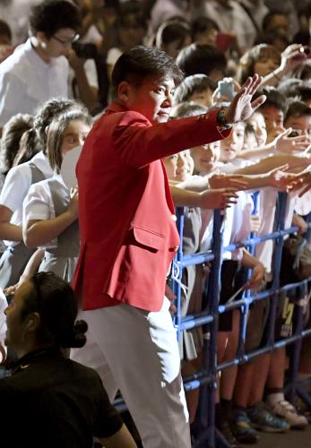 リオ五輪壮行会で、観客に手を振りながら入場するサッカー男子の手倉森監督