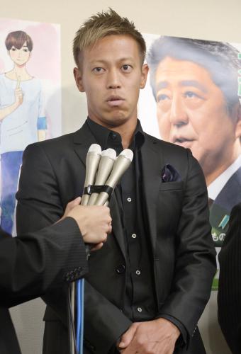 安倍首相との対談を終え、取材に応じるサッカー日本代表の本田