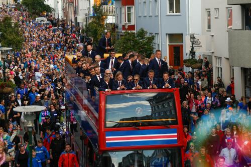 ２階建てバスに乗り込み凱旋パレードを行ったアイスランド代表（ＡＰ）