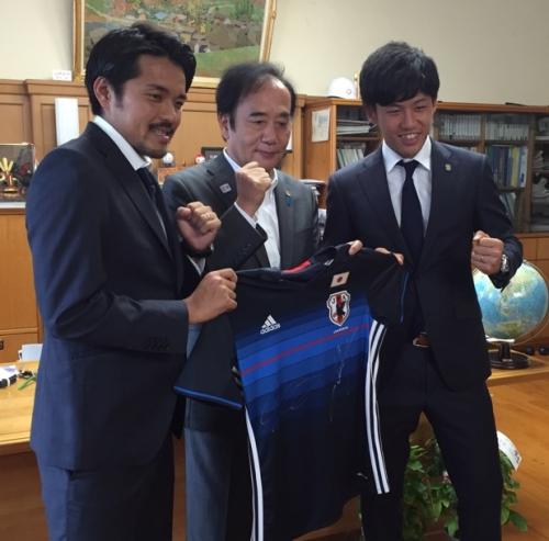 リオ五輪出場が決まり、上田埼玉県知事（中央）と記念撮影する興梠（左）と遠藤