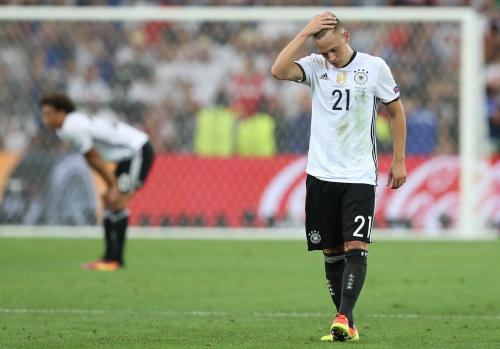 ＜フランス・ドイツ＞試合後にピッチを去るドイツ代表キミヒ（ＡＰ）