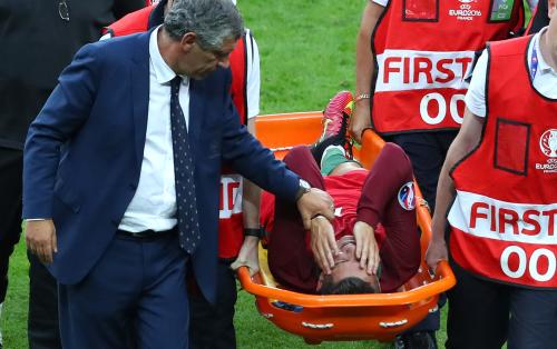 前半、左膝を負傷し交代するポルトガルのＣ・ロナウド。その目には涙が…（ＡＰ）