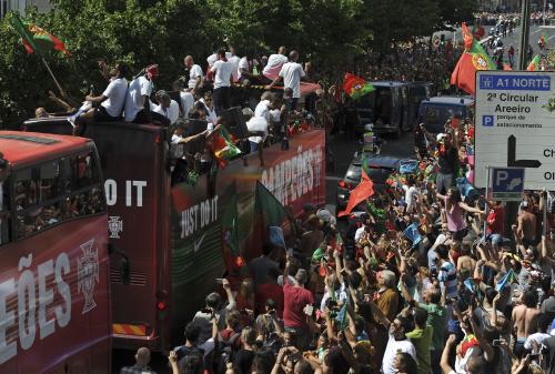 大勢のファンに祝福されパレードするポルトガル代表（ＡＰ）