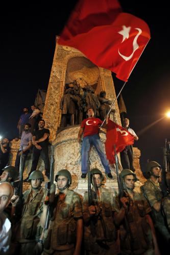 １６日未明、トルコ・イスタンブールのタクシム広場で、集まって国旗を掲げる市民ら（ＡＰ）