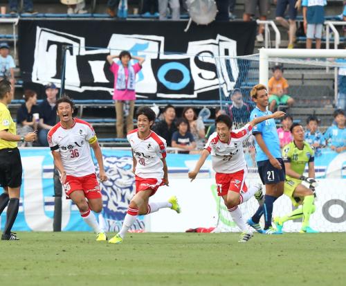 ＜横浜ＦＣ・熊本＞前半、熊本・八久保（中央）はゴールを決め笑顔を見せる