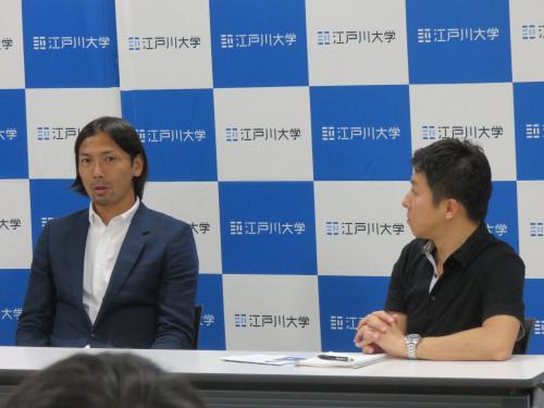 江戸川大学のオープンキャンパスで講義するサッカー元日本代表の鈴木隆行氏（左）