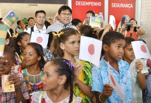 空港で地元の子どもたちの出迎えを受けるサッカー男子リオ五輪代表の手倉森監督（上中央）