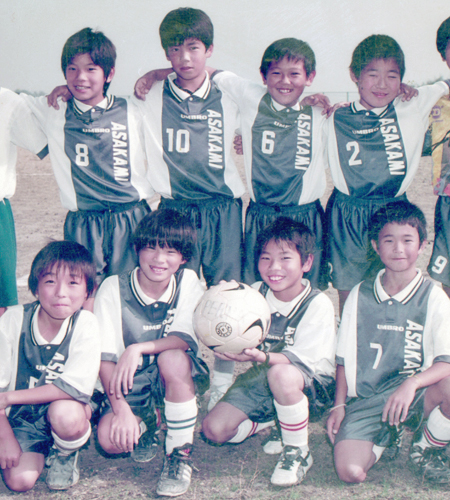 サッカークラブに通う小学生時代の浅野（前列右から２人目）