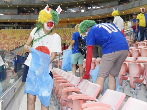 サッカー男子のナイジェリア戦を観戦後に、観客席のごみを拾う日本サポーター