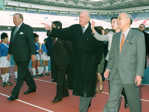 １９９７年１１月、Ｗ杯サッカー開催会場予定地の横浜国際総合競技場を視察するＦＩＦＡのジョアン・アベランジェ会長（中央）