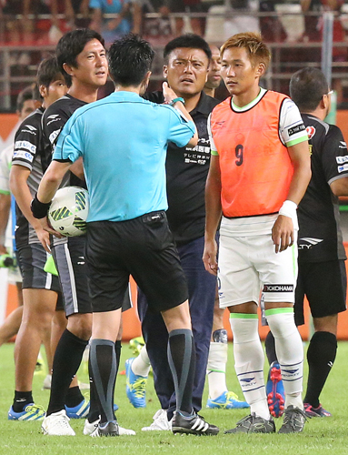 ＜鹿島・湘南＞試合後にハンドを主張する湘南・チョウ・キジェ監督だったが、判定は覆らず
