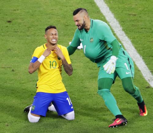 ＰＫ戦でドイツを退けて優勝し、感極まった表情を見せるブラジルのネイマール。右はＧＫウェベルトン